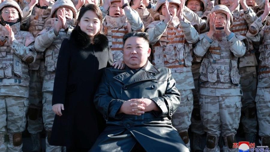 Kim Jong-un e sua filha participaram de uma sessão de fotos com cientistas, engenheiros e oficiais no teste do novo míssil balístico intercontinental - KCNA via Reuters