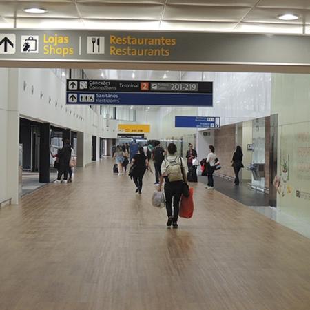 Área de embarque no aeroporto de Guarulhos