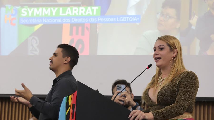 A secretária nacional dos Direitos da Pessoa LGBTQIA+, Symmy Larrat, em evento do Ministério dos Direitos Humanos e da Cidadania no dia internacional e nacional de enfrentamento à violência contra pessoas LGBTQIA+  - 17.mai.2023 - Clarice Castro/MDHC