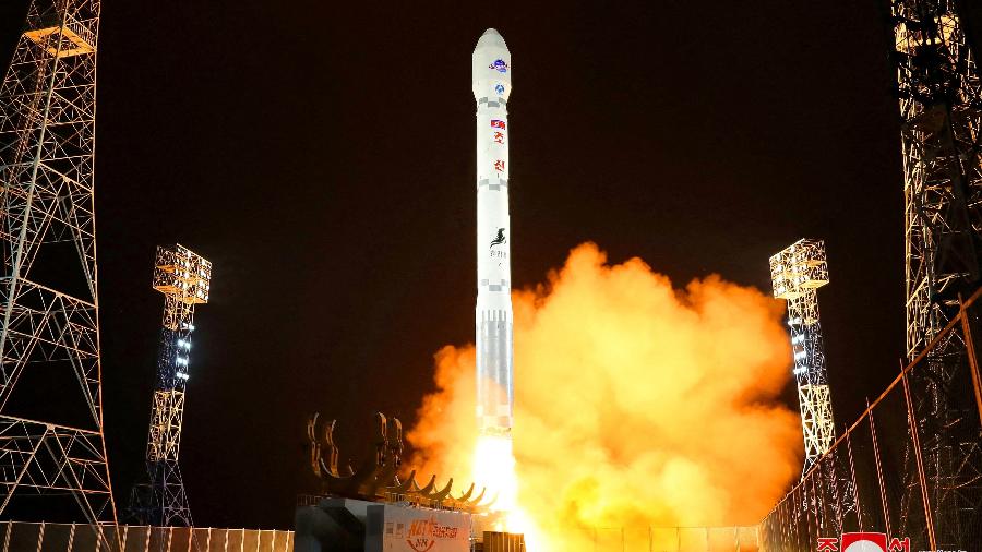 Lançamento de satélite espião da Coreia do Norte em 22 de novembro em foto cedida pela mídia estatal