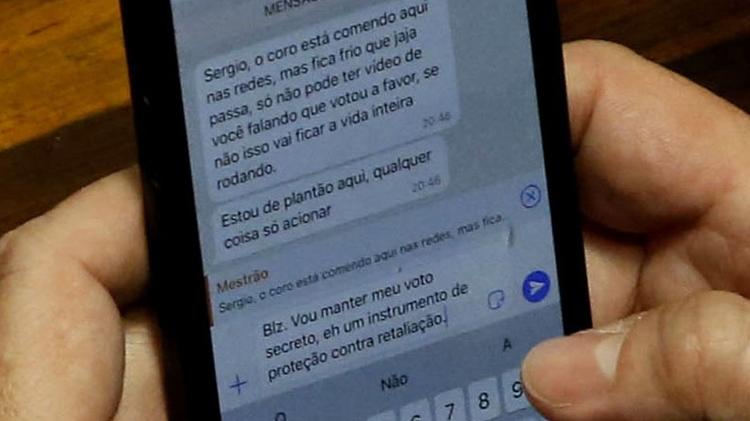Mensagem no celular do senador Sergio Moro (União Brasil-PR) durante  sessão no  plenário do Senado, em Brasília, na quarta-feira, 13 de dezembro de 2023