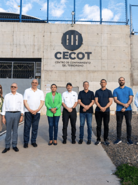 Foto mostra deputados bolsonaristas em frente a CECOT, a maior prisão do mundo