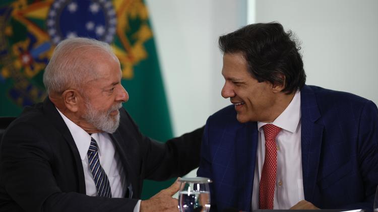 O presidente Lula, acompanhado do ministro da Fazenda, Fernando Haddad