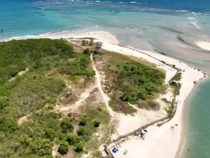 PE: Muro de 576 m limita acesso a praia e vira guerra judicial e política