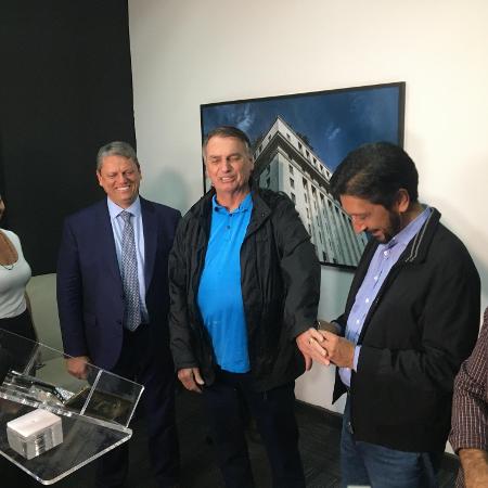 Tarcísio, Bolsonaro e Nunes na sede da prefeitura