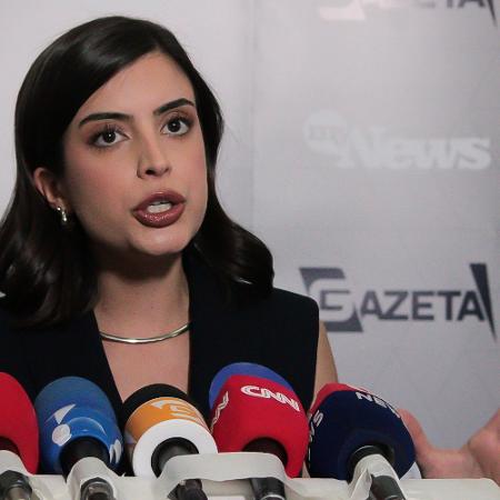 A candidata à Prefeitura de São Paulo, Tabata Amaral (PSB), fala à imprensa ao chegar para participar do debate organizado pela TV Gazeta e Canal MyNews