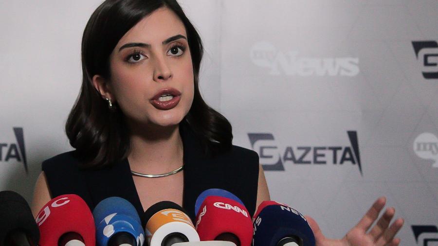 A candidata à Prefeitura de São Paulo Tabata Amaral (PSB) fala à imprensa ao chegar para participar do debate organizado pela TV Gazeta e Canal MyNews