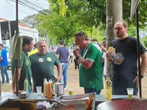 Na carona de Bolsonaro, Ramagem faz campanha em barraca de pastel