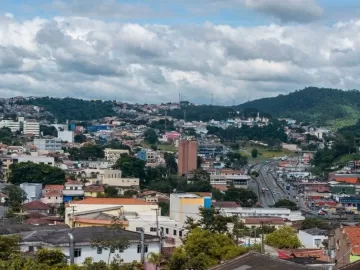 Muro desaba em Cotia durante chuva e deixa duas pessoas em estado grave