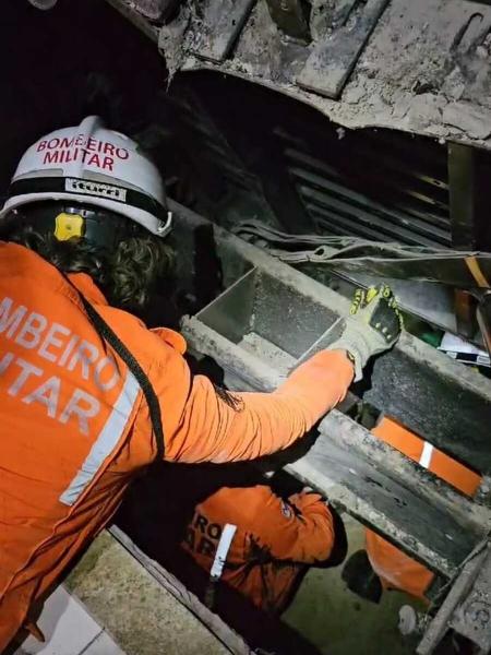 Um dos corpos foi encontrado pelo Corpo de Bombeiros no fosso do elevador - Divulgação