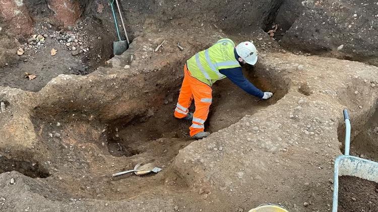 Em janeiro de 2023, um Arqueólogo da Universidade de Leicester escava um possível edifício anglo-saxão na Catedral de Leicester