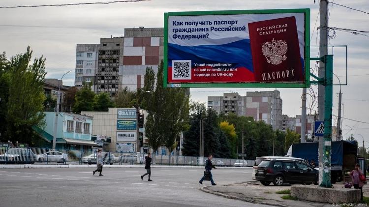 Propaganda de passaportes russos na região de Lugansk, controlada pela Rússia Propaganda de passaportes russos na região de Lugansk, controlada pela Rússia