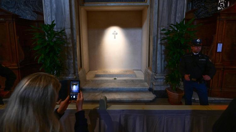 Túmulo do Papa Francisco no primeiro dia da abertura ao público Túmulo do Papa Francisco no primeiro dia da abertura ao público