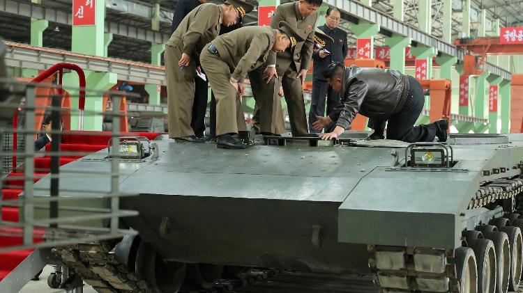 Kim Jong-un inspeciona um veículo blindado em produção durante visita a instalação de equipamentos militares Kim Jong-un inspeciona um veículo blindado em produção durante visita a instalação de equipamentos militares