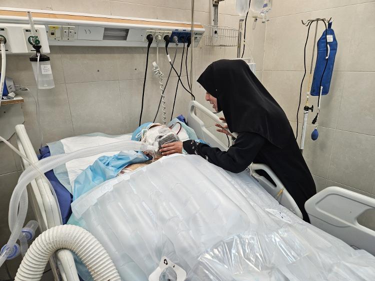 Homem está na UTI após seus 9 filhos morrerem durante ataque à Gaza Homem está na UTI após seus 9 filhos morrerem durante ataque à Gaza