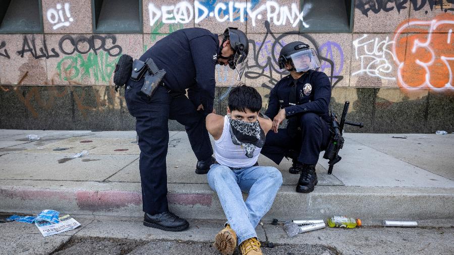 Polícia de Los Angeles apreendendo detém manifestante durante protesto pró-imigração