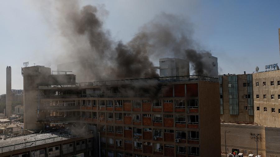 Fumaça sobe do Soroka Medical Center em Bersheba, no sul de Israel, após local ser atingido por míssil iraniano Fumaça sobe do Soroka Medical Center em Bersheba, no sul de Israel, após local ser atingido por míssil iraniano