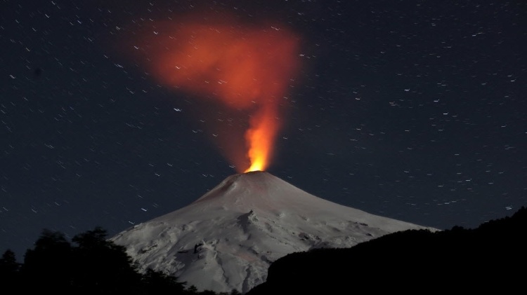 23.jun.2015 - Vulcão Villarrica em plena atividade em Pucón, no sul do Chile, em 2015