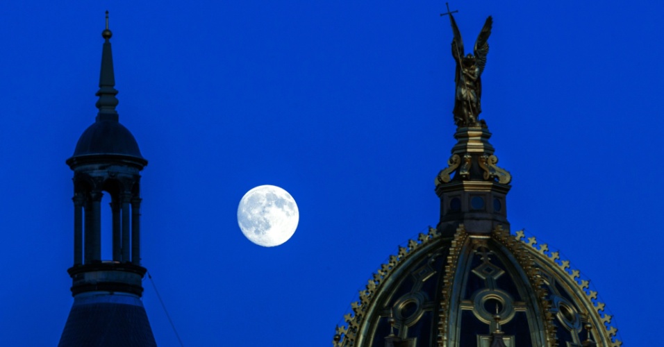 3.jul.2015 - Lua cheia é vista por trás do castelo de Schwerin, na Alemanha