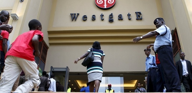 O shopping Westgate, no Quênia, reabriu as portas neste sábado (18), dois anos após um ataque que deixou 67 mortos. Em setembro de 2013, o grupo extremista islâmico Al Shabab sitiou o shopping em Nairóbi, na capital do país; o ataque durou vários dias - Thomas Mukoya/Reuters