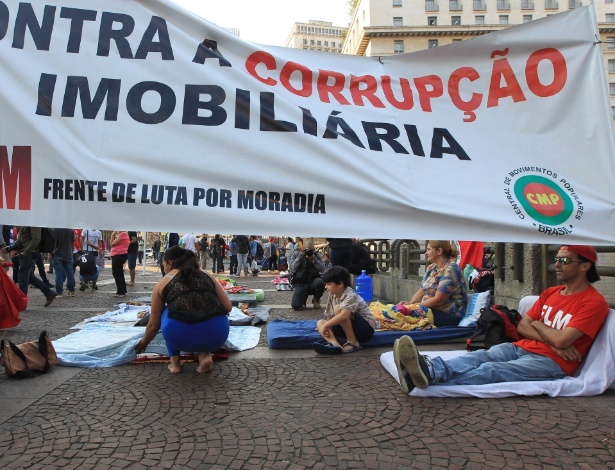 Cerca de 200 moradores de quatro ocupações protestaram diante da prefeitura - Werther Santana/Estadão Conteúdo