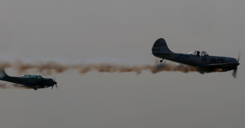 16.out.2015 - Avião solta fumaça e realiza acrobacias durante a convenção internacional de aviação 2015, na província de Shaanxi, na China
