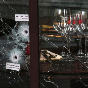 Buracos de bala em vitrine de restaurante em Paris, no dia seguinte aos atentados que mataram 127 pessoas - Pascal Rossignol/Reuters