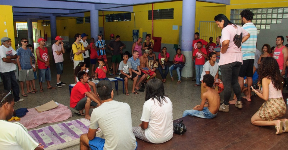15.nov.2015 - E.E Cohab Inácio Monteiro III, localizada na zona leste de São Paulo (SP), foi ocupada neste domingo (15), por estudantes e por integrantes da MTST