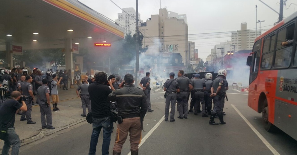 02.dez.2015 - PMs usam bombas de gás lacrimogênio para dispersar estudantes que bloqueavam avenida em Pinheiros, zona oeste de São Paulo. Eles protestam contra mudanças na rede estadual de ensino