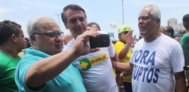 O deputado Jair Bolsonaro tira foto com simpatizantes durante protesto pelo impeachment da presidente Dilma Rousseff, em Copacabana, no Rio de Janeiro - Jose Lucena/Futura Press/Folhapress