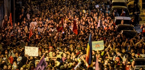 Manifestantes realizam ato contra o governo de Michel Temer no centro de Florianópolis (SC) no sábado (3) - Gabriel Schlickmann/Mafalda Press/Estadão Conteúdo