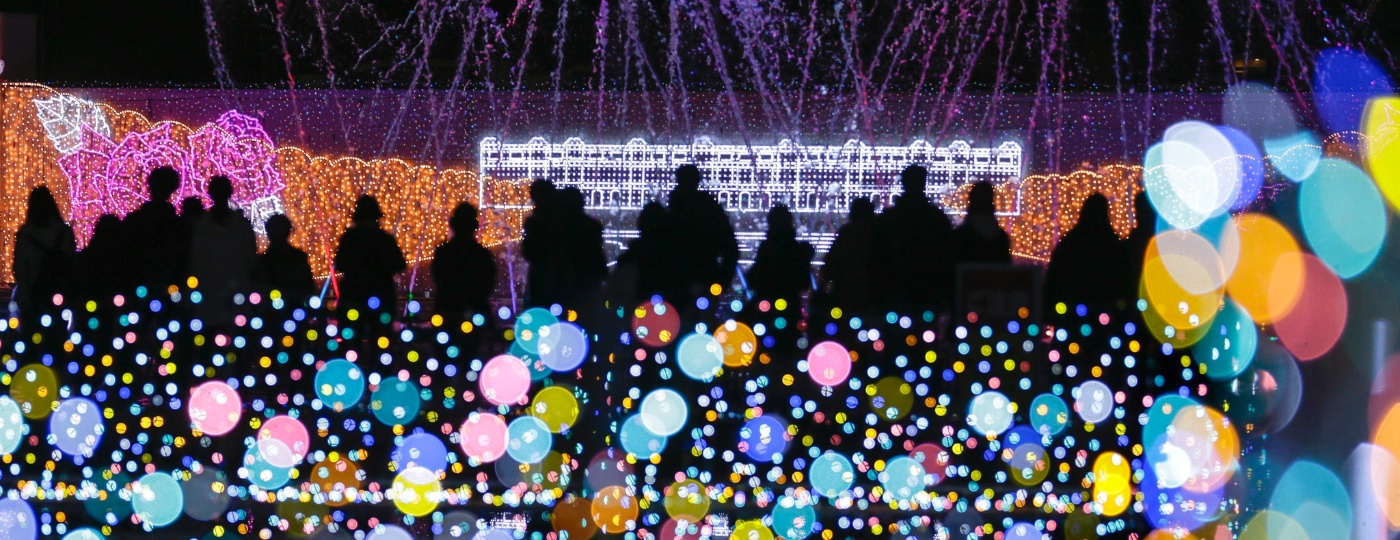 Espetáculo de luzes celebra o Natal e o Ano Novo em um parque de diversões em Tóquio, no Japão - Kimimasa Mayama/EFE