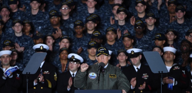 Presidente dos EUA, Donald Trump, faz discurso a bordo do porta-aviões Gerald R. Ford, na cidade de Newport News - Yin Bogu/Xinhua