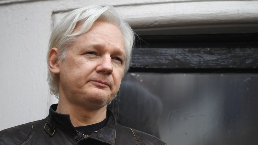 19.mai.2017 - O fundador do WikiLeaks, Julian Assange, fala da sacada da Embaixada do Equador em Londres - Justin Tallis/ AFP