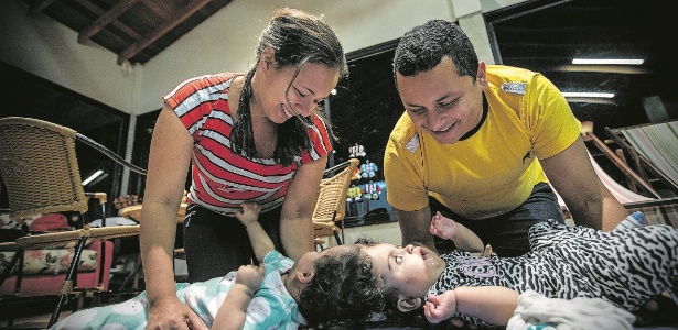 14.jan.2018 - Pais cuidam de Maria Ysabelle e Maria Ysadora em Ribeirão Preto - Marlene Bergamo/Folhapress