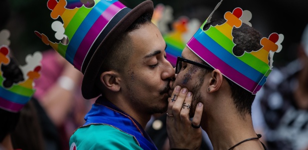 Casal se beija durante a 22ª Parada LGBTQ na avenida Paulista, em São Paulo - Eduardo Anizelli/Folhapress