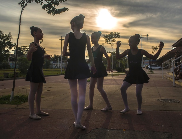 Alunas se aquecem antes de aula de balé em Manguinhos, no Rio de Janeiro - Dado Galdieri/The New York Times