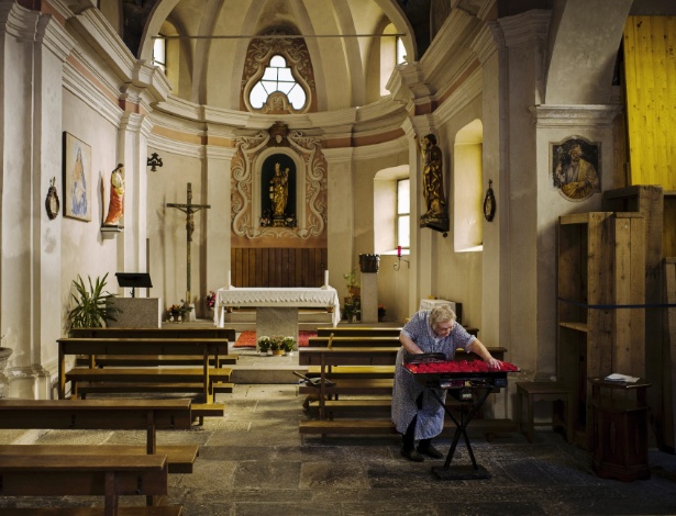 Gabriella Scettrini, uma das 12 residentes de Corippo, na Suíça, cuida da igreja - Maxime Fossat/The New York Times