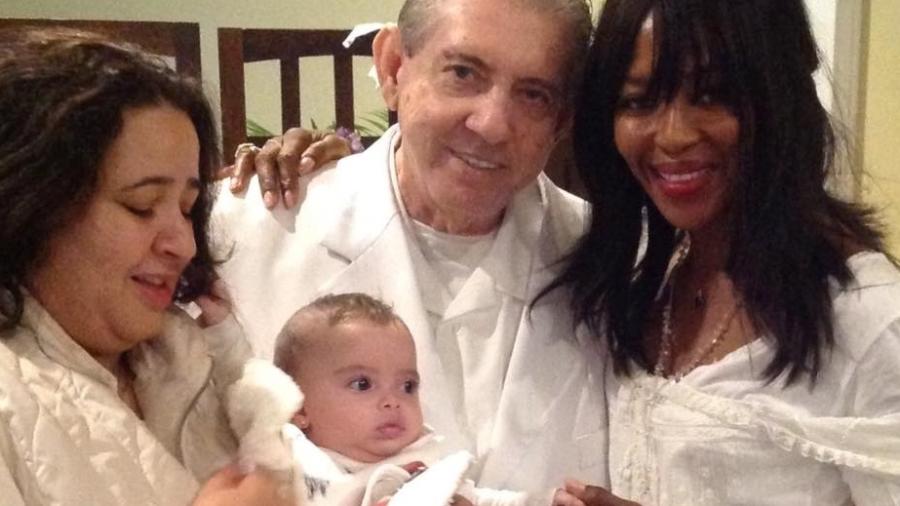 Naomi Campbell ao lado de João de Deus, sua esposa e a filha caçula, Marianne, em 2015 - Reprodução/Facebook