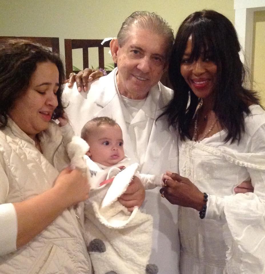 A modelo Naomi Campbell ao lado de João de Deus, sua esposa e a filha caçula, Marianne, em 2015 - Reprodução/Facebook