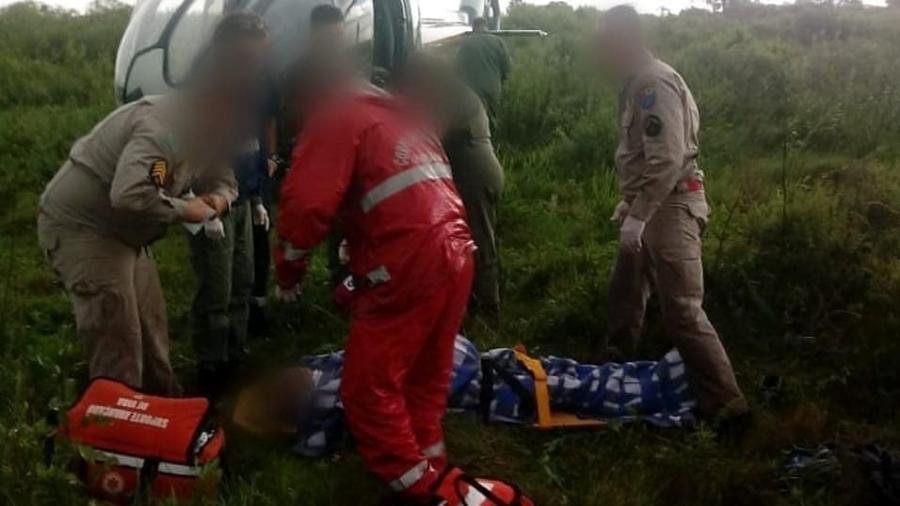 14.jan.2019 - Homem é resgatado após ser atingido por raio em São José dos Pinhais (PR) - Reprodução/ONG Resgate Voluntário Parceiros da Vida