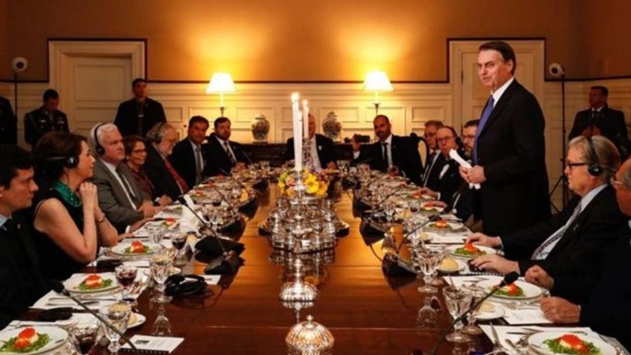 Steve Bannon e Olavo de Carvalho participam do jantar com Bolsonaro em Washington, no início do governo, em que ele anunciou suas planos - ALAN SANTOS / PRESIDÊNCIA DA REPÚBLICA / AFP