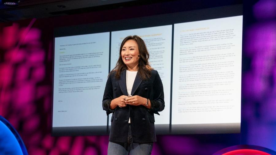 Jennifer Zhu Scott apresenta o "contrato" assinado por suas filhas para poder usar celular - Marla Aufmuth/TED/Divulgação