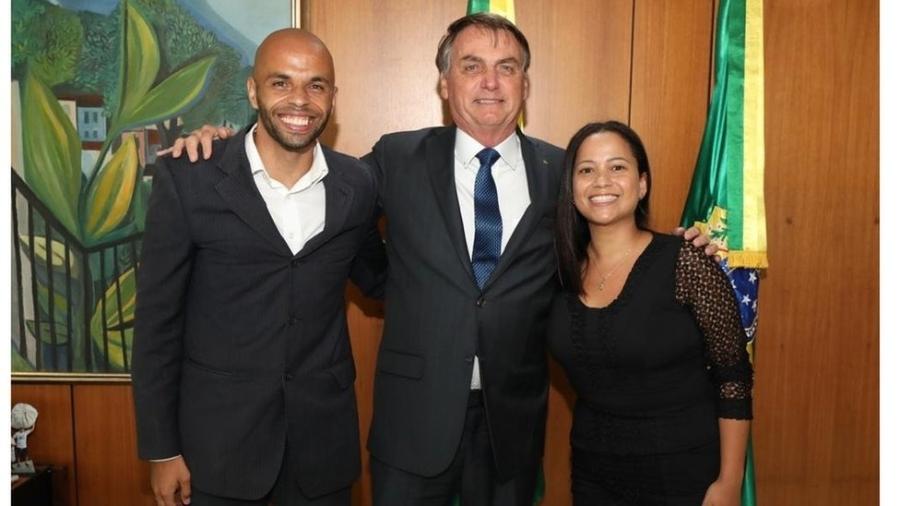 Os noivos Auder e Quezia, recebidos por Bolsonaro em seu gabinete, levaram um convite de seu casamento ao presidente - Arquivo Pessoal