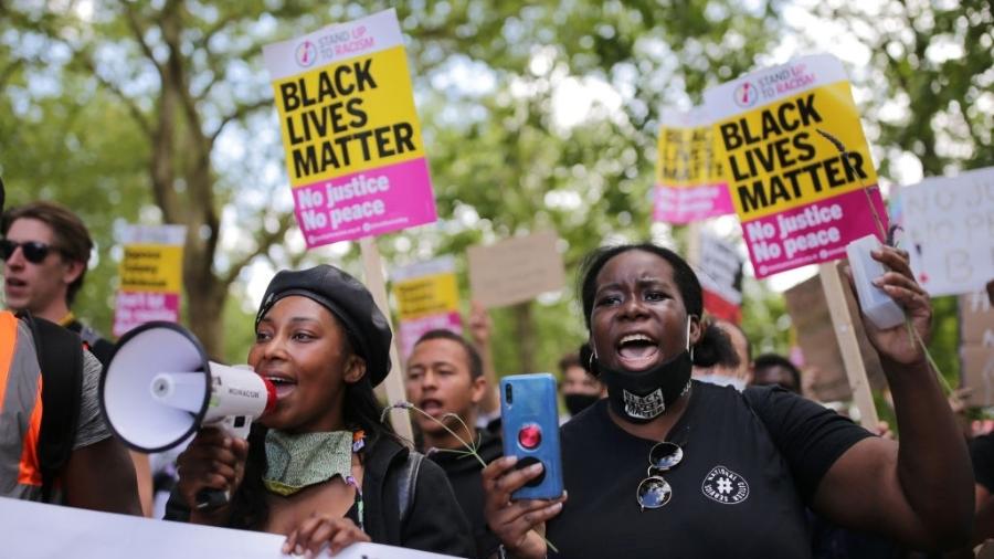 13.jun.2020 - Manifestantes a favor do movimento Black Lives Matter (Vidas Negras Importam) participam de ato em Londres - Luke Dray/Getty Images