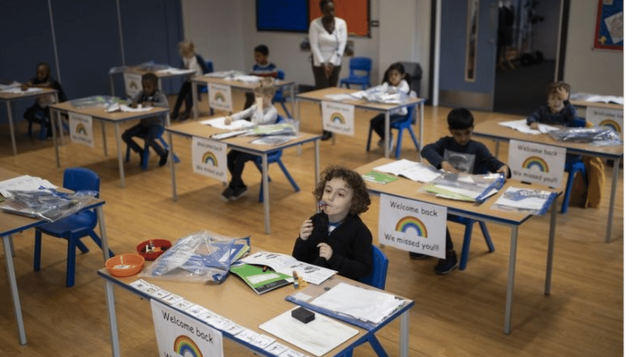 Carteiras viradas para frente, em vez de todos sentados juntos no chão: o novo formato na educação infantil britânica em meio à pandemia - Getty Images