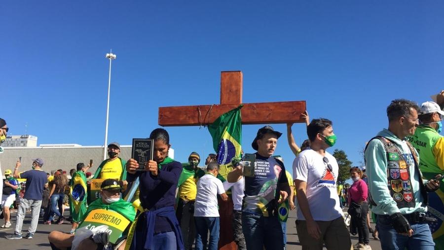 Apoiadores do presidente Jair Bolsonaro simulam uma via crúcis durante ato em Brasília - Hanrrikson Andrade/UOL