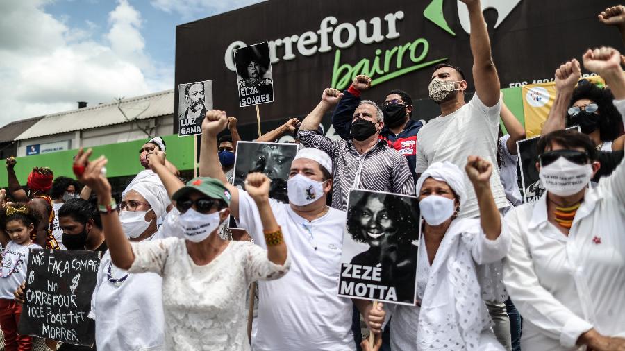 Manifestantes protestam diante do Carrefour na Asa Norte, em Brasília, contra o assassinato de João Alberto Silveira Freitas, espancado e sufocado até a morte numa loja da rede no RS - GABRIELA BILó/ESTADÃO CONTEÚDO