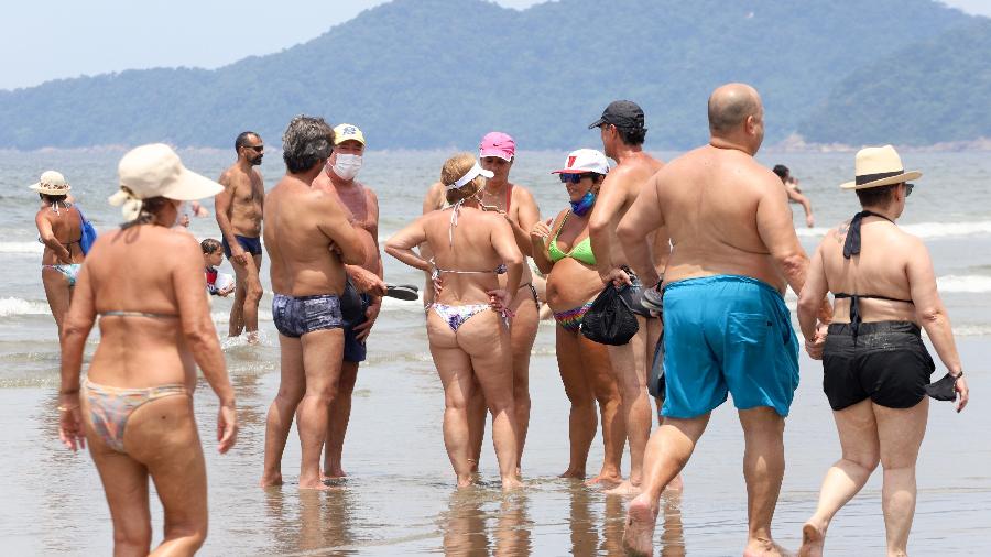 Apesar da pandemia, muitos banhistas não usavam máscaras na Praia do Gonzaga, em Santos (SP), neste domingo (31) - Fernanda Luz/UOL