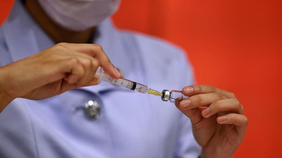 Adolescente foi vacinada com Coronavac, não permitida para menores de idade - Lillian Suwanrumpha/AFP